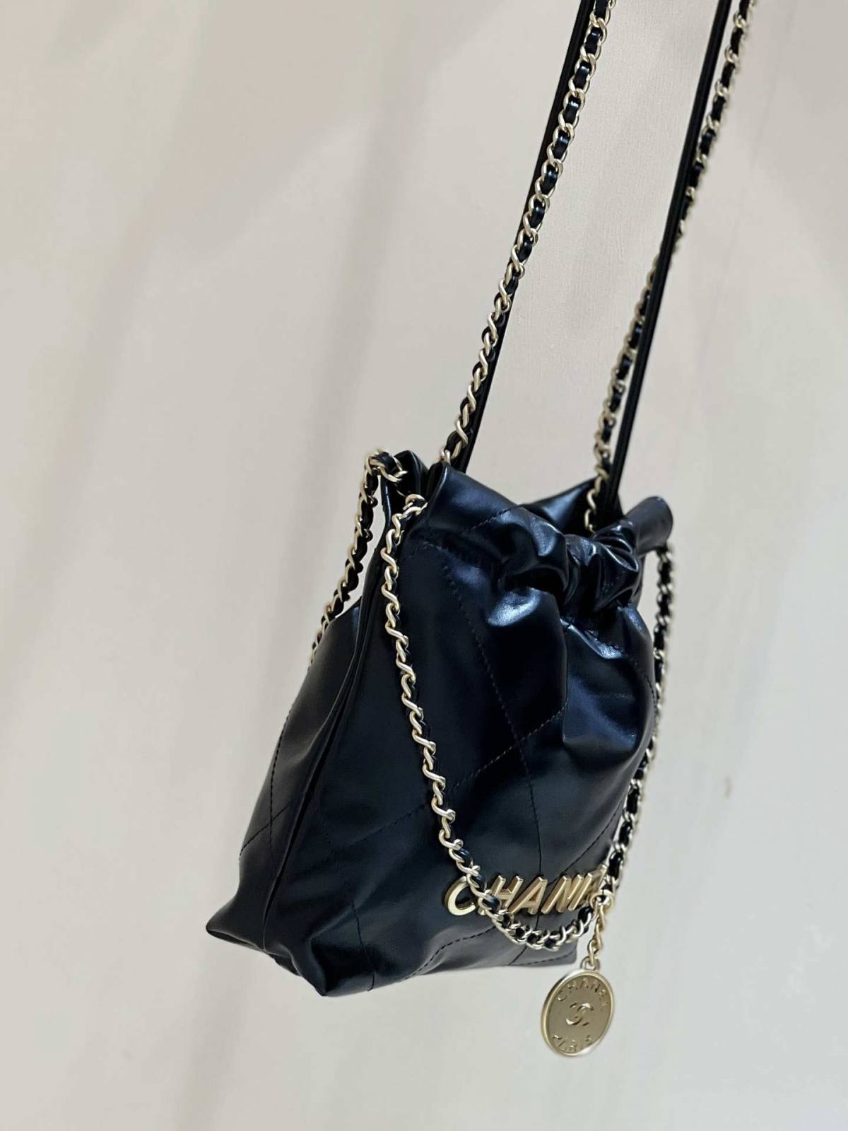 Ellebag’s Masterful Recreation of the Chanel 22 Mini Bag in Black Lambskin with Gold Hardware(2024 Dec Updated)-Best Quality Replica designer Bag factory in China