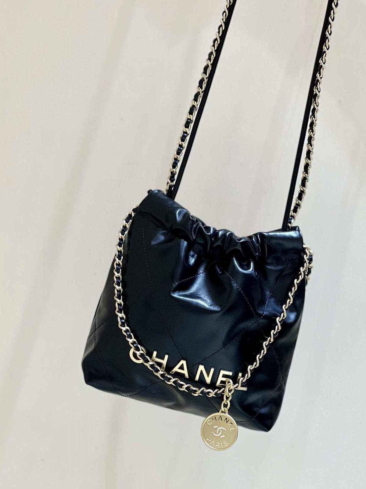 Ellebag’s Masterful Recreation of the Chanel 22 Mini Bag in Black Lambskin with Gold Hardware(2024 Dec Updated)-Best Quality Replica designer Bag factory in China