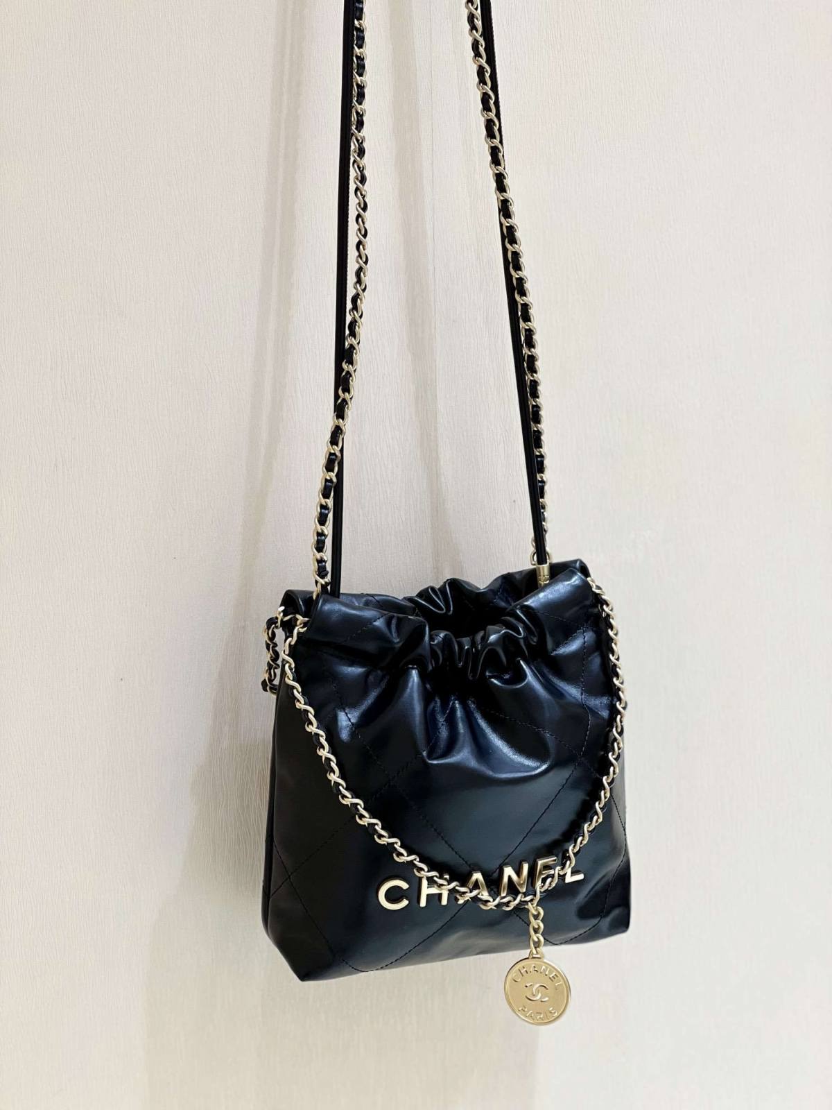 Ellebag’s Masterful Recreation of the Chanel 22 Mini Bag in Black Lambskin with Gold Hardware(2024 Dec Updated)-Best Quality Replica designer Bag factory in China