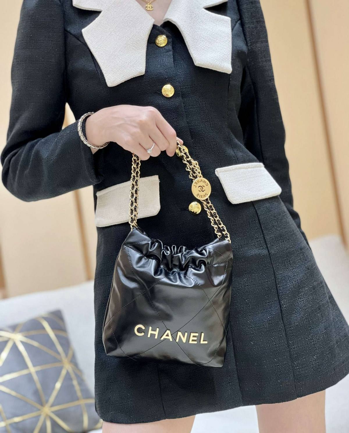 Ellebag’s Masterful Recreation of the Chanel 22 Mini Bag in Black Lambskin with Gold Hardware(2024 Dec Updated)-Best Quality Replica designer Bag factory in China