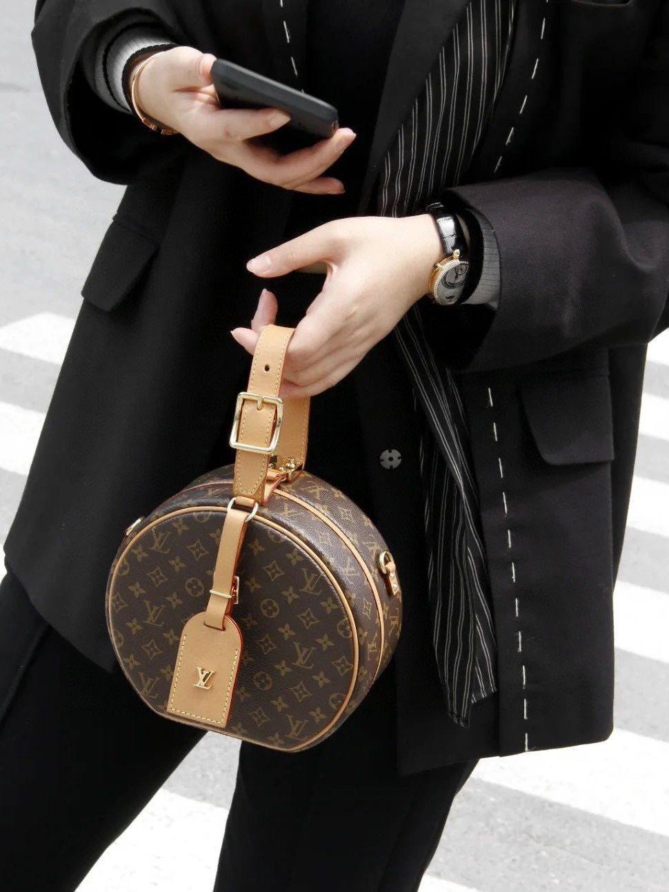 The Craft Behind the Replica: Ellebag’s 1:1 Recreation of Louis Vuitton M43514 Petite Boîte Chapeau Handbag(2024 Dec Updated)-Best Quality Replica designer Bag factory in China