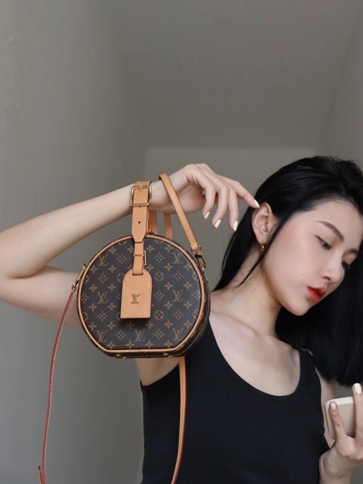 The Craft Behind the Replica: Ellebag’s 1:1 Recreation of Louis Vuitton M43514 Petite Boîte Chapeau Handbag(2024 Dec Updated)-Best Quality Replica designer Bag factory in China