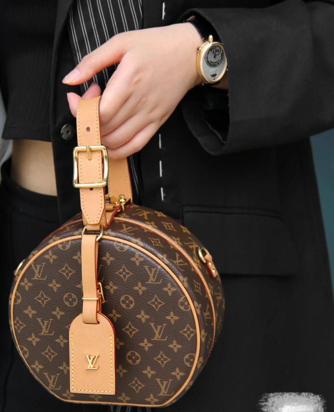 The Craft Behind the Replica: Ellebag’s 1:1 Recreation of Louis Vuitton M43514 Petite Boîte Chapeau Handbag(2024 Dec Updated)-Best Quality Replica designer Bag factory in China