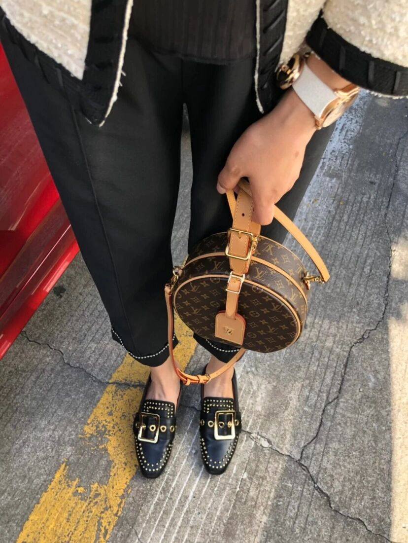 The Craft Behind the Replica: Ellebag’s 1:1 Recreation of Louis Vuitton M43514 Petite Boîte Chapeau Handbag(2024 Dec Updated)-Best Quality Replica designer Bag factory in China