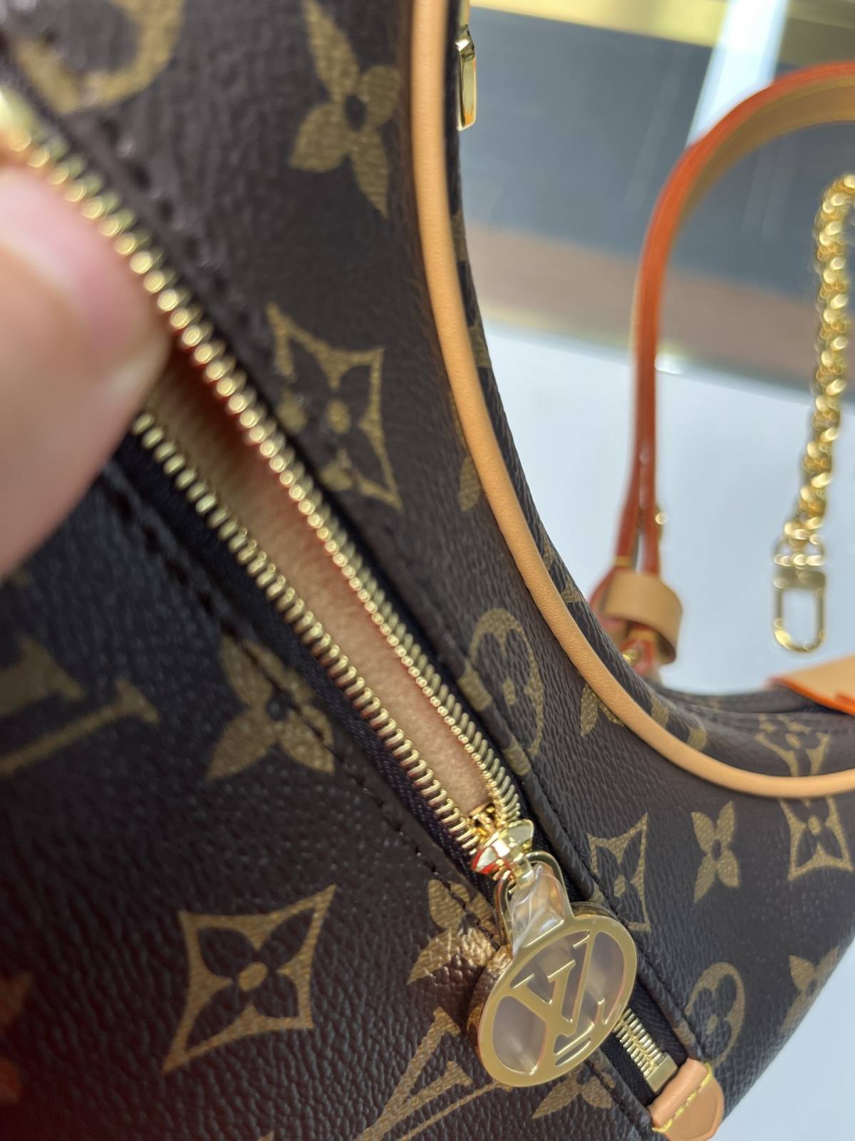 The Craft of Perfection: Ellebag’s 1:1 Replica of the Louis Vuitton M81098 LOOP Bag(2024 Dec Updated)-Best Quality Replica designer Bag factory in China