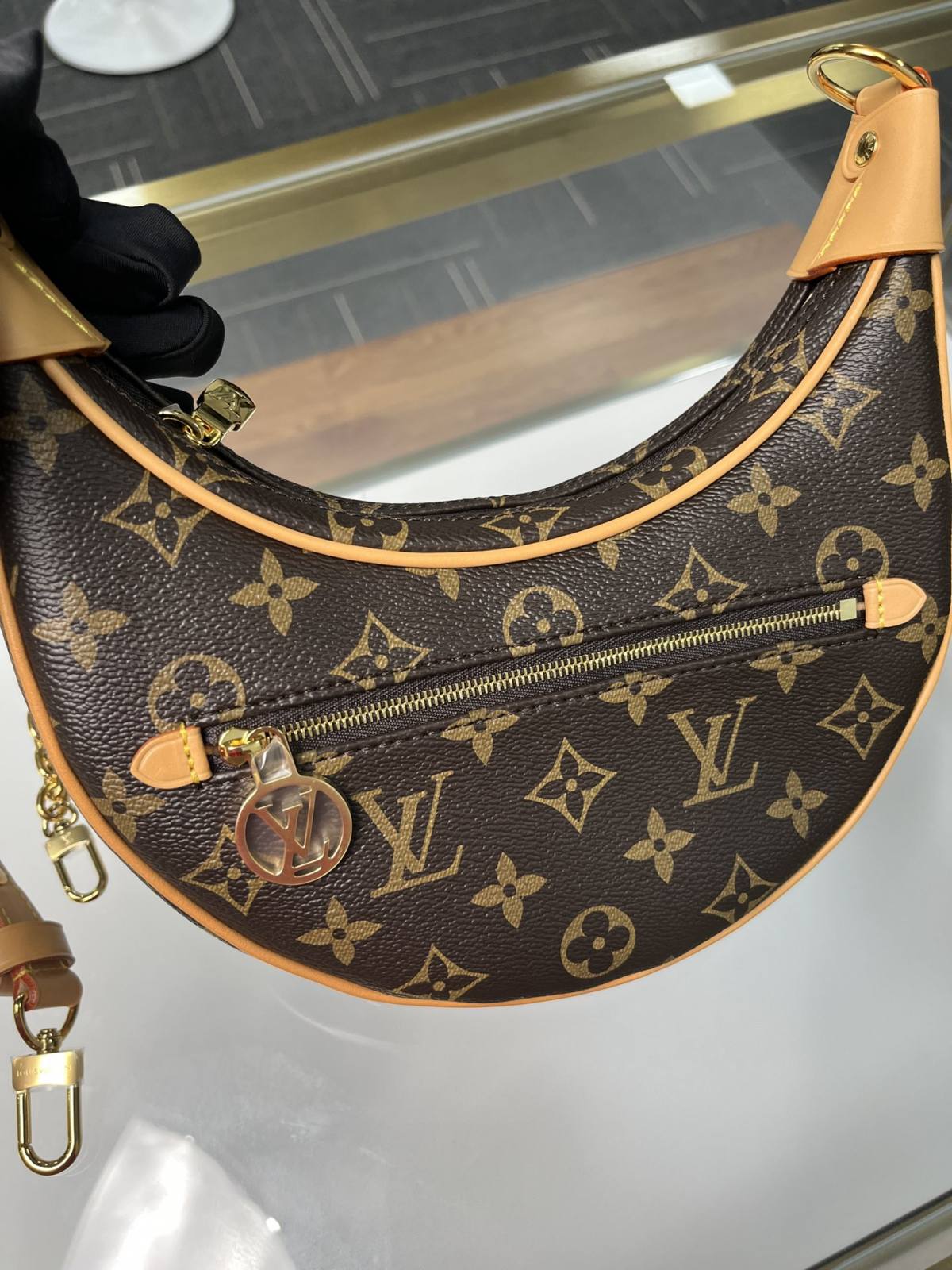 The Craft of Perfection: Ellebag’s 1:1 Replica of the Louis Vuitton M81098 LOOP Bag(2024 Dec Updated)-Best Quality Replica designer Bag factory in China