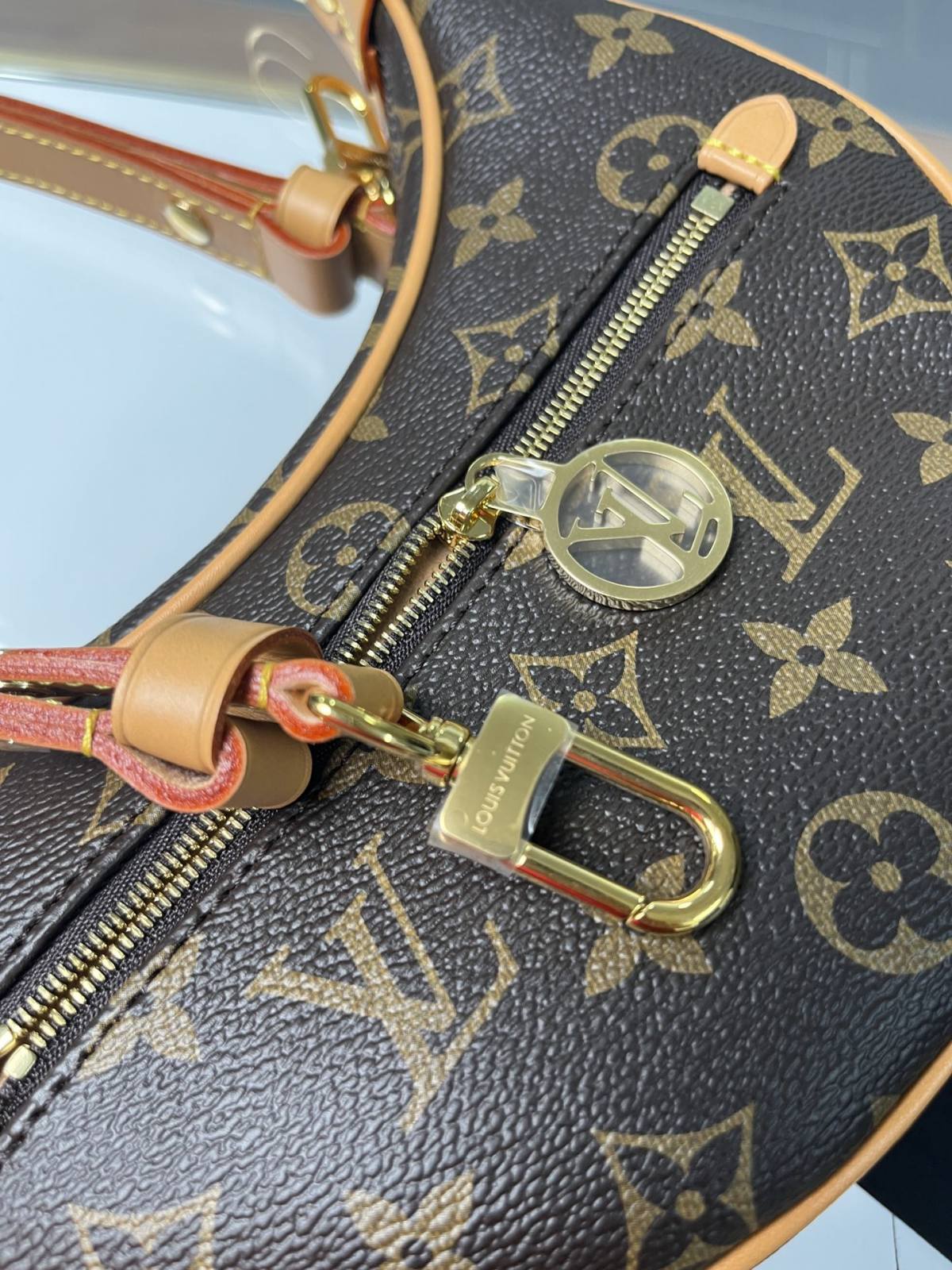 The Craft of Perfection: Ellebag’s 1:1 Replica of the Louis Vuitton M81098 LOOP Bag(2024 Dec Updated)-Best Quality Replica designer Bag factory in China