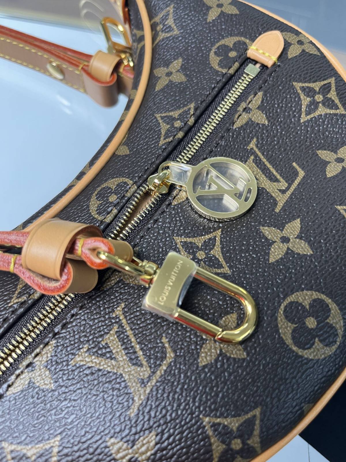 The Craft of Perfection: Ellebag’s 1:1 Replica of the Louis Vuitton M81098 LOOP Bag(2024 Dec Updated)-Best Quality Replica designer Bag factory in China