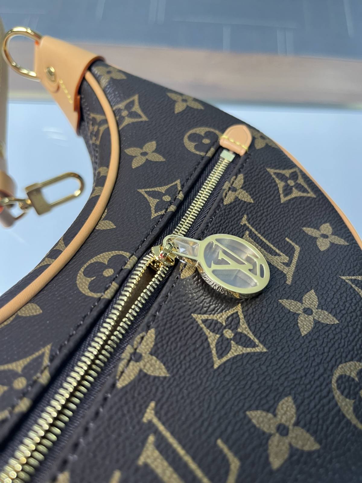 The Craft of Perfection: Ellebag’s 1:1 Replica of the Louis Vuitton M81098 LOOP Bag(2024 Dec Updated)-Best Quality Replica designer Bag factory in China