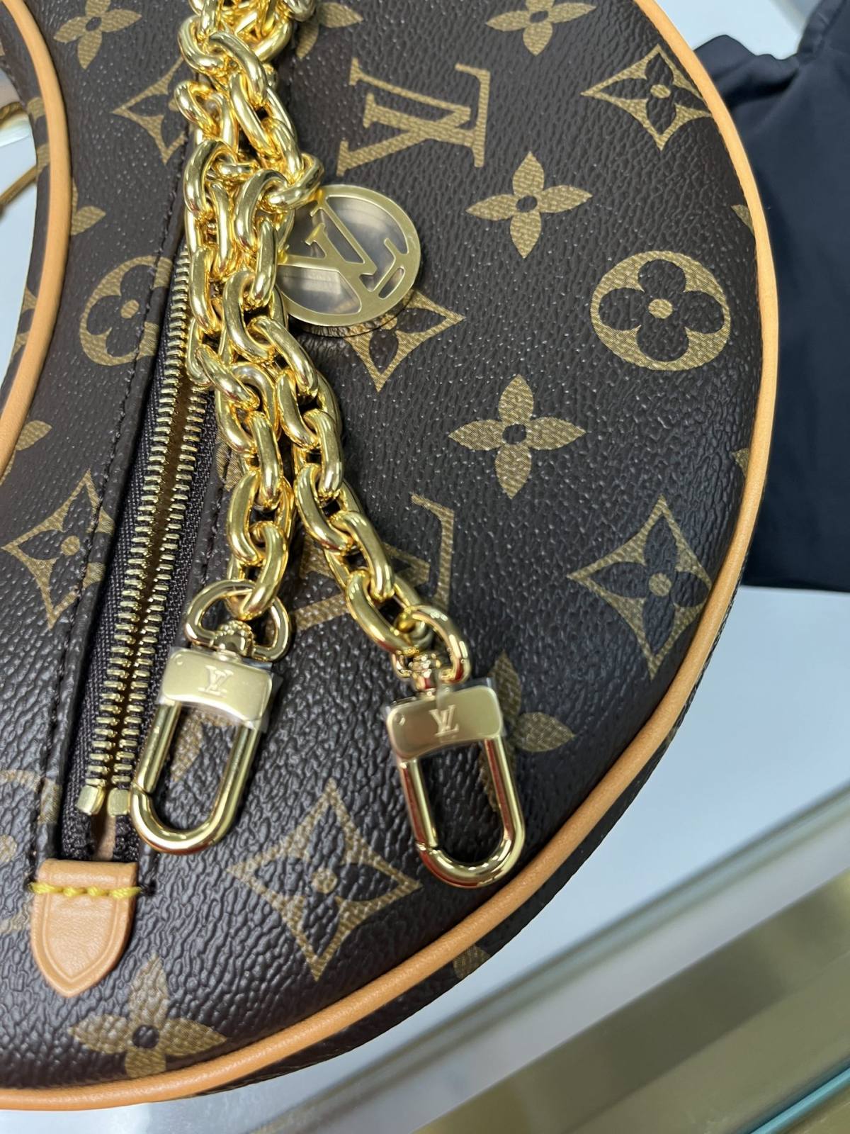 The Craft of Perfection: Ellebag’s 1:1 Replica of the Louis Vuitton M81098 LOOP Bag(2024 Dec Updated)-Best Quality Replica designer Bag factory in China