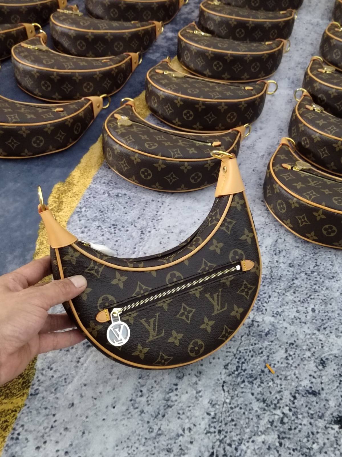 The Craft of Perfection: Ellebag’s 1:1 Replica of the Louis Vuitton M81098 LOOP Bag(2024 Dec Updated)-Best Quality Replica designer Bag factory in China