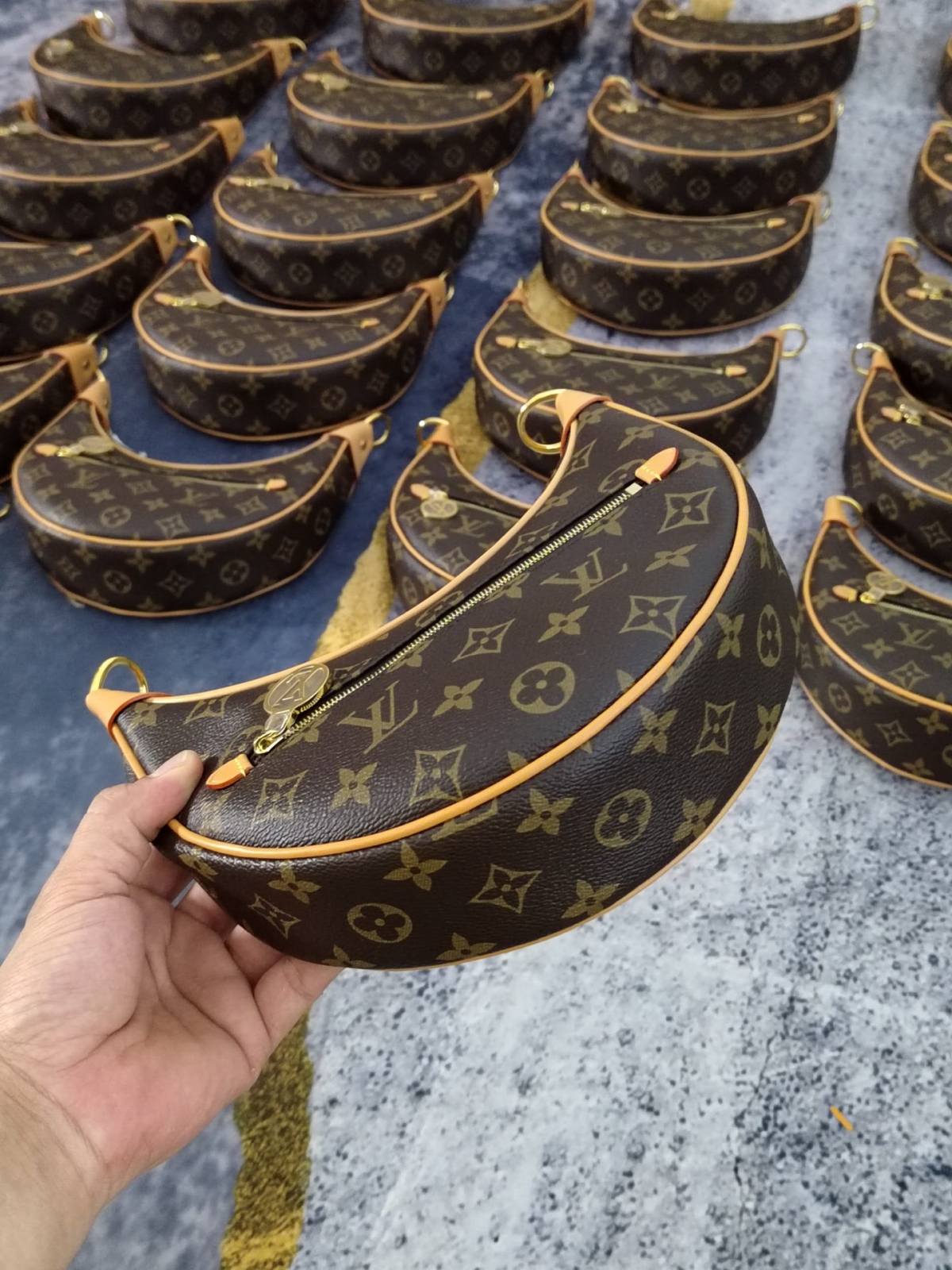 The Craft of Perfection: Ellebag’s 1:1 Replica of the Louis Vuitton M81098 LOOP Bag(2024 Dec Updated)-Best Quality Replica designer Bag factory in China