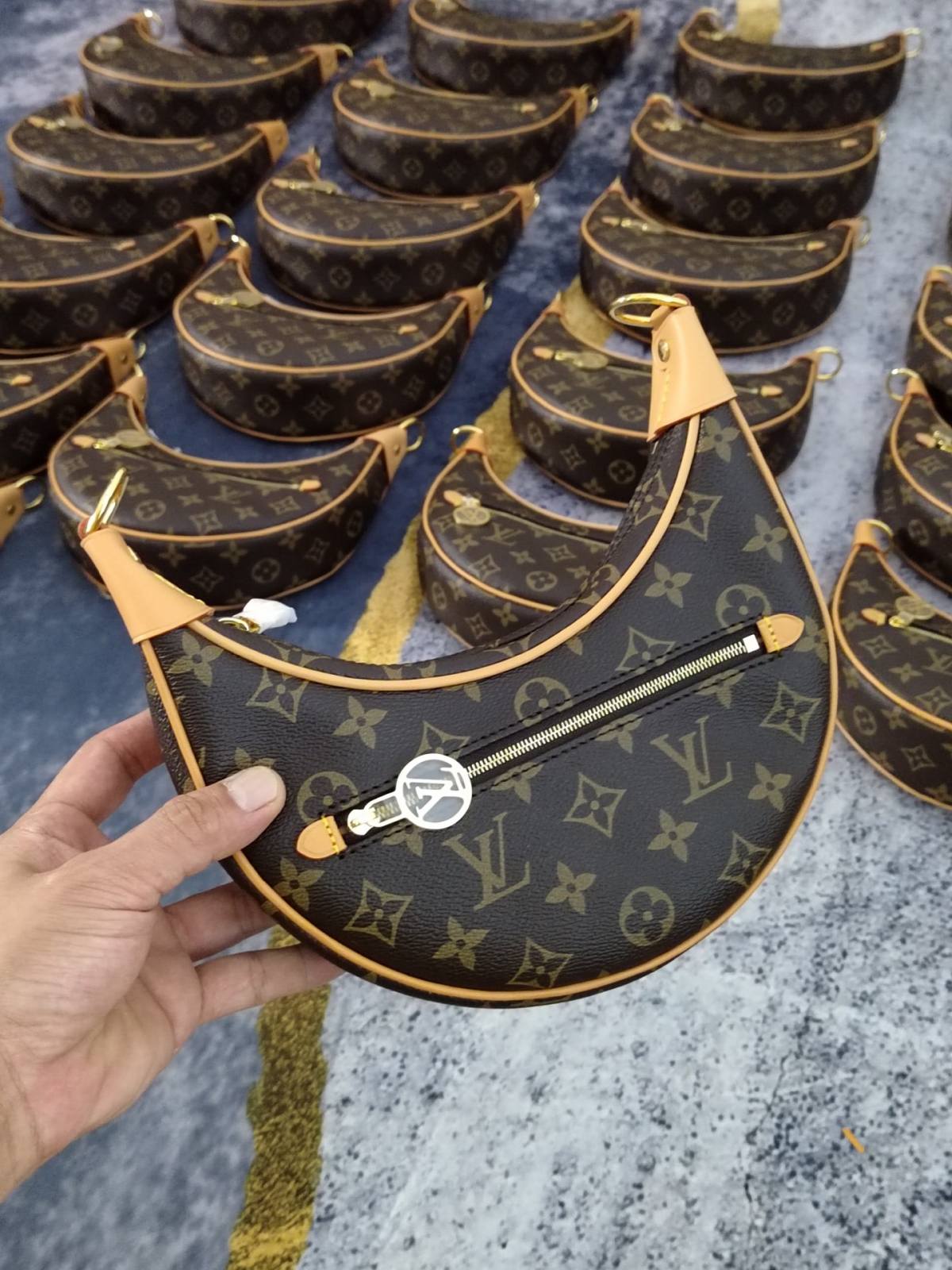 The Craft of Perfection: Ellebag’s 1:1 Replica of the Louis Vuitton M81098 LOOP Bag(2024 Dec Updated)-Best Quality Replica designer Bag factory in China