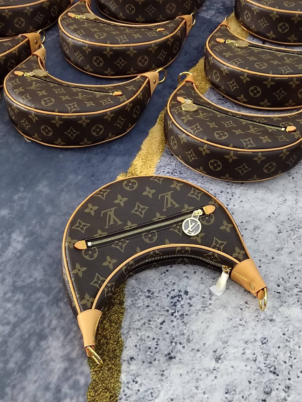 The Craft of Perfection: Ellebag’s 1:1 Replica of the Louis Vuitton M81098 LOOP Bag(2024 Dec Updated)-Best Quality Replica designer Bag factory in China