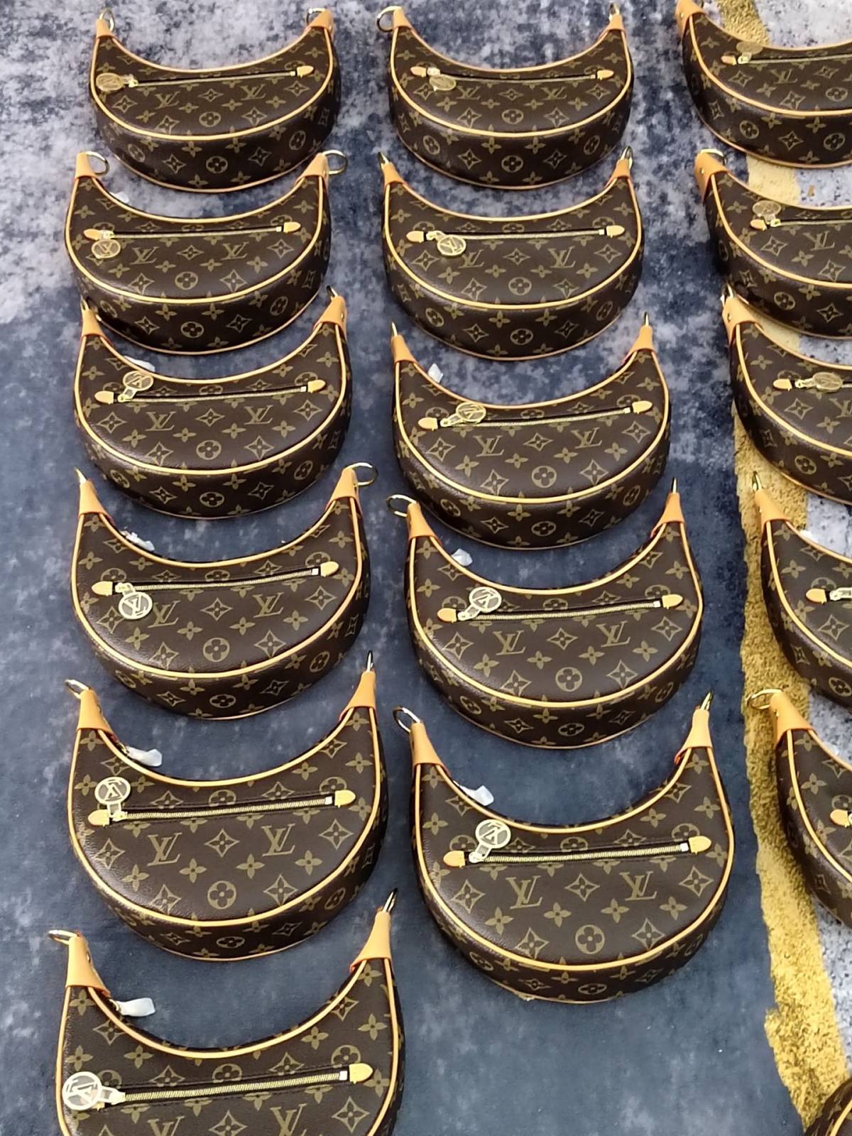 The Craft of Perfection: Ellebag’s 1:1 Replica of the Louis Vuitton M81098 LOOP Bag(2024 Dec Updated)-Best Quality Replica designer Bag factory in China