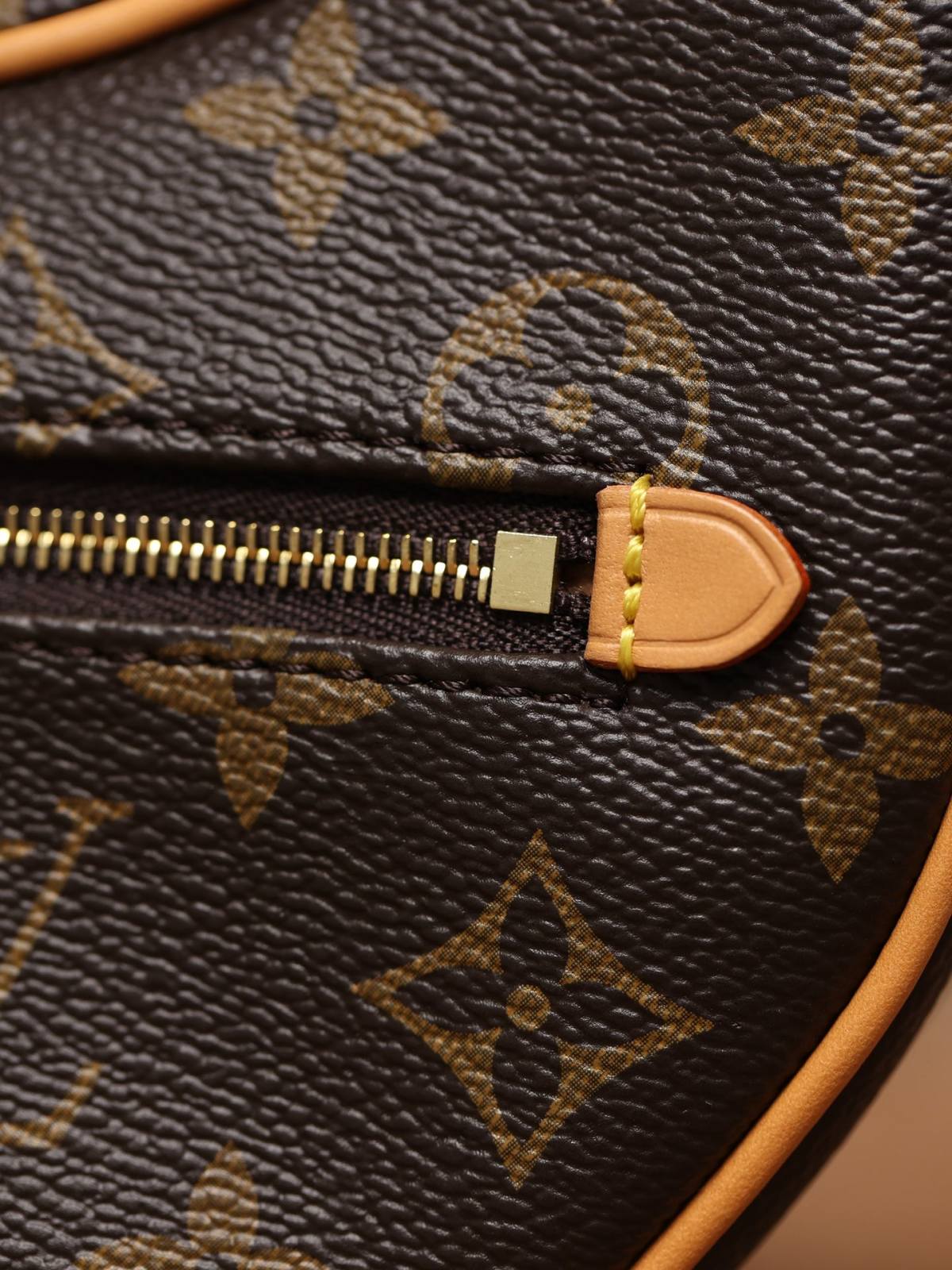 The Craft of Perfection: Ellebag’s 1:1 Replica of the Louis Vuitton M81098 LOOP Bag(2024 Dec Updated)-Best Quality Replica designer Bag factory in China