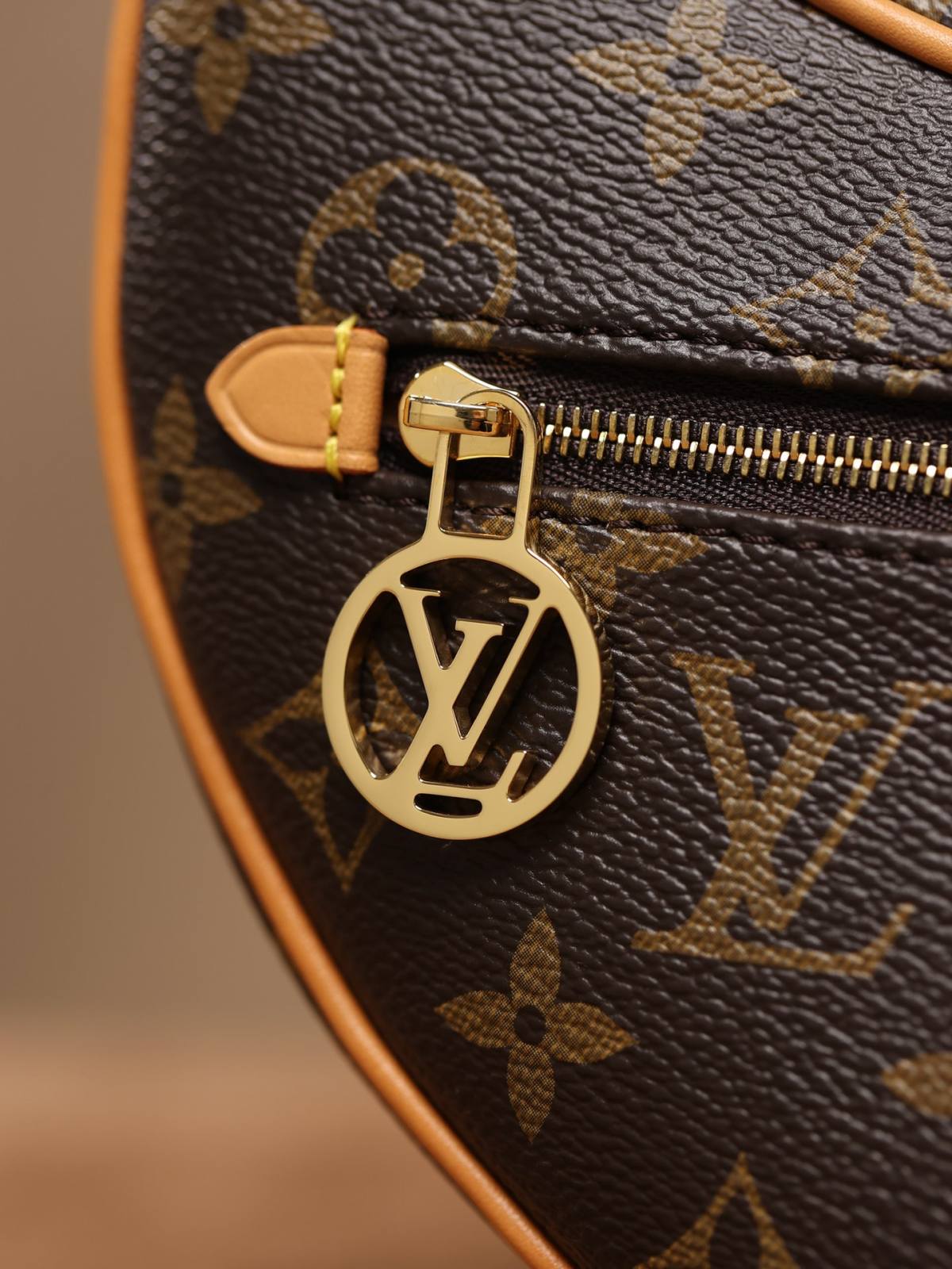 The Craft of Perfection: Ellebag’s 1:1 Replica of the Louis Vuitton M81098 LOOP Bag(2024 Dec Updated)-Best Quality Replica designer Bag factory in China