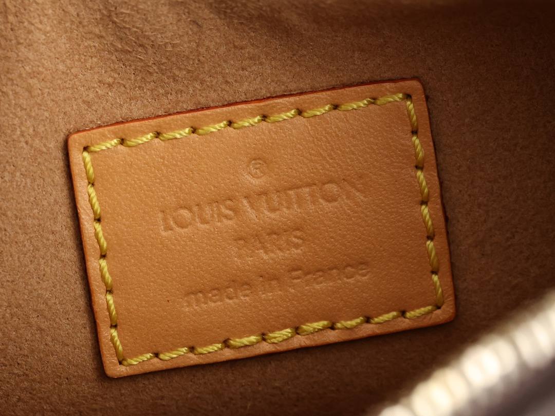 The Craft of Perfection: Ellebag’s 1:1 Replica of the Louis Vuitton M81098 LOOP Bag(2024 Dec Updated)-Best Quality Replica designer Bag factory in China