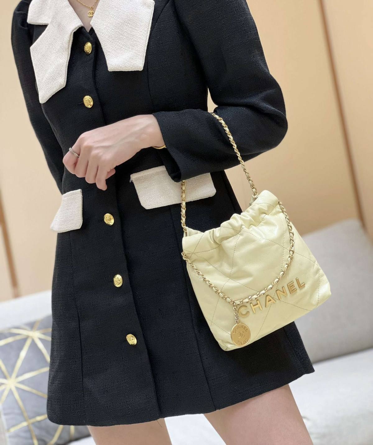 Ellebag’s Masterful Recreation of the Chanel 22 Mini Bag in Light Yellow Calfskin with Gold Hardware(2024 Dec Updated)-Best Quality Replica designer Bag factory in China