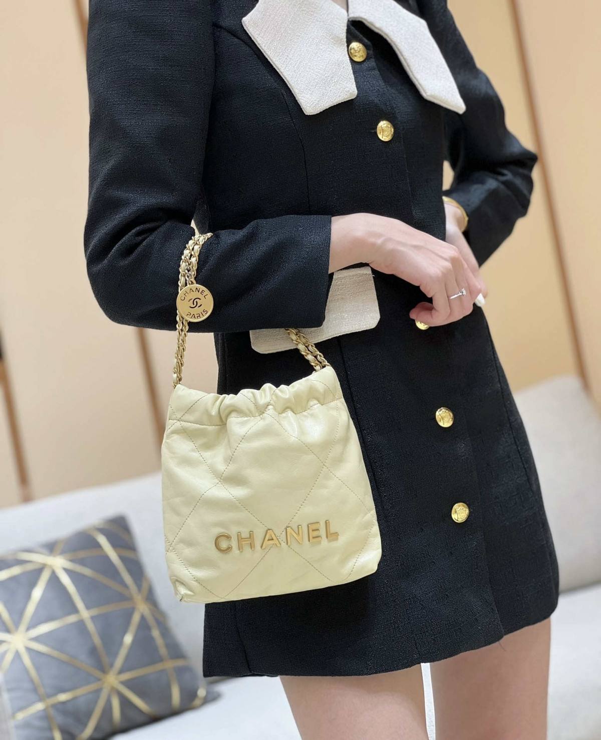 Ellebag’s Masterful Recreation of the Chanel 22 Mini Bag in Light Yellow Calfskin with Gold Hardware(2024 Dec Updated)-Best Quality Replica designer Bag factory in China