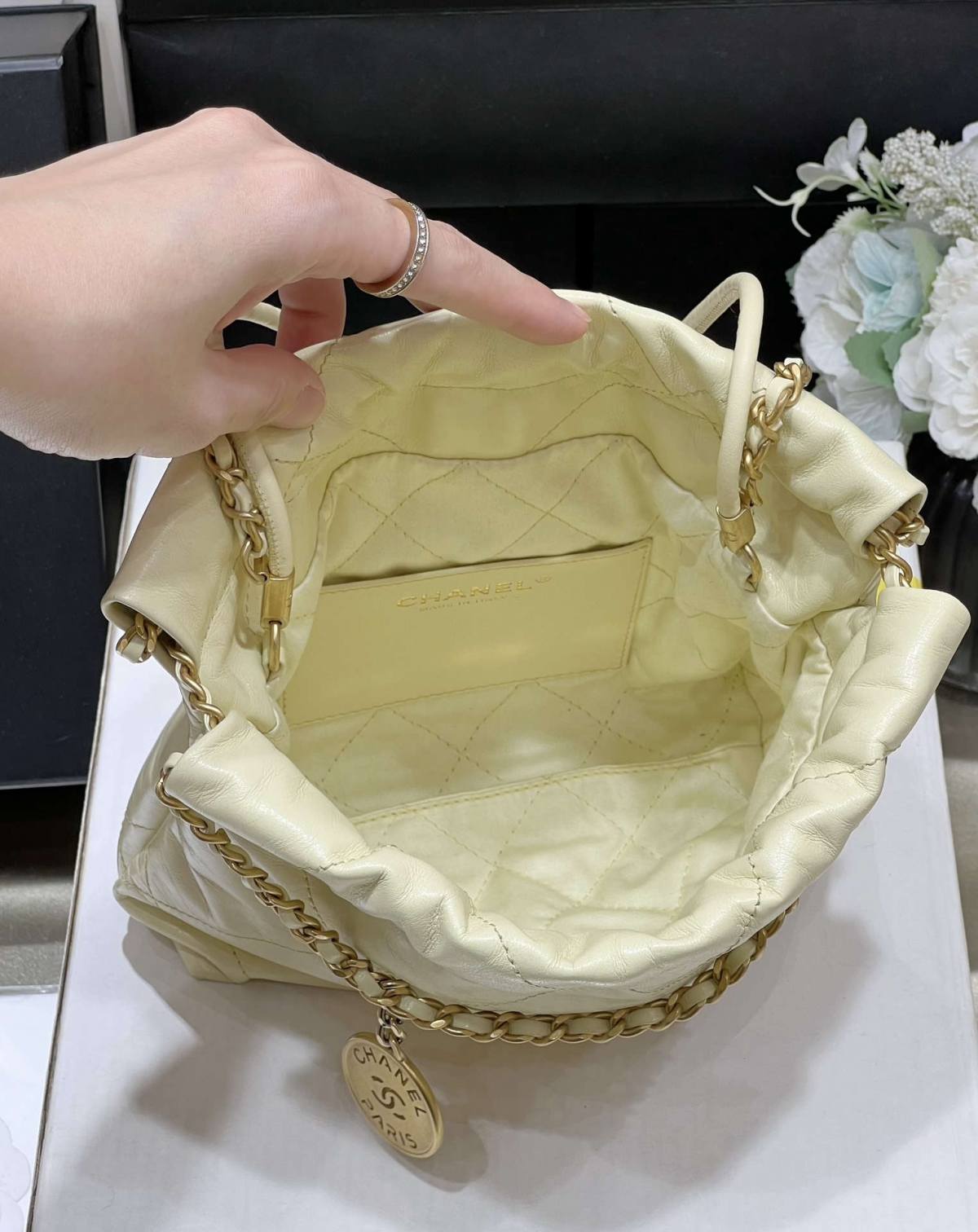 Ellebag’s Masterful Recreation of the Chanel 22 Mini Bag in Light Yellow Calfskin with Gold Hardware(2024 Dec Updated)-Best Quality Replica designer Bag factory in China