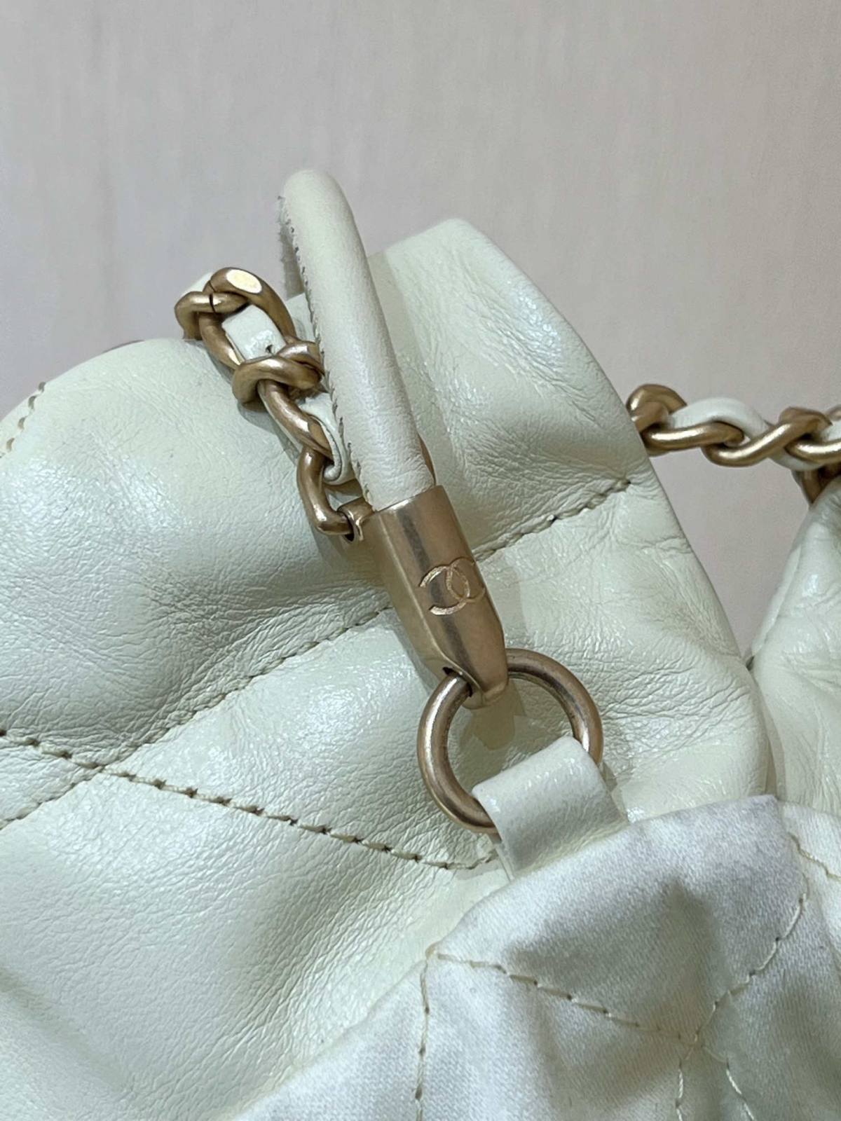 Ellebag’s Masterful Recreation of the Chanel 22 Mini Bag in Light Yellow Calfskin with Gold Hardware(2024 Dec Updated)-Best Quality Replica designer Bag factory in China