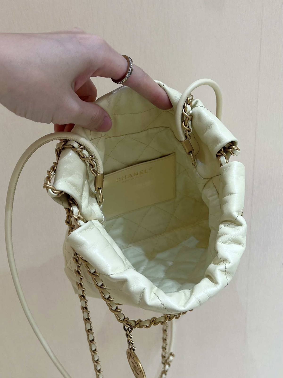 Ellebag’s Masterful Recreation of the Chanel 22 Mini Bag in Light Yellow Calfskin with Gold Hardware(2024 Dec Updated)-Best Quality Replica designer Bag factory in China