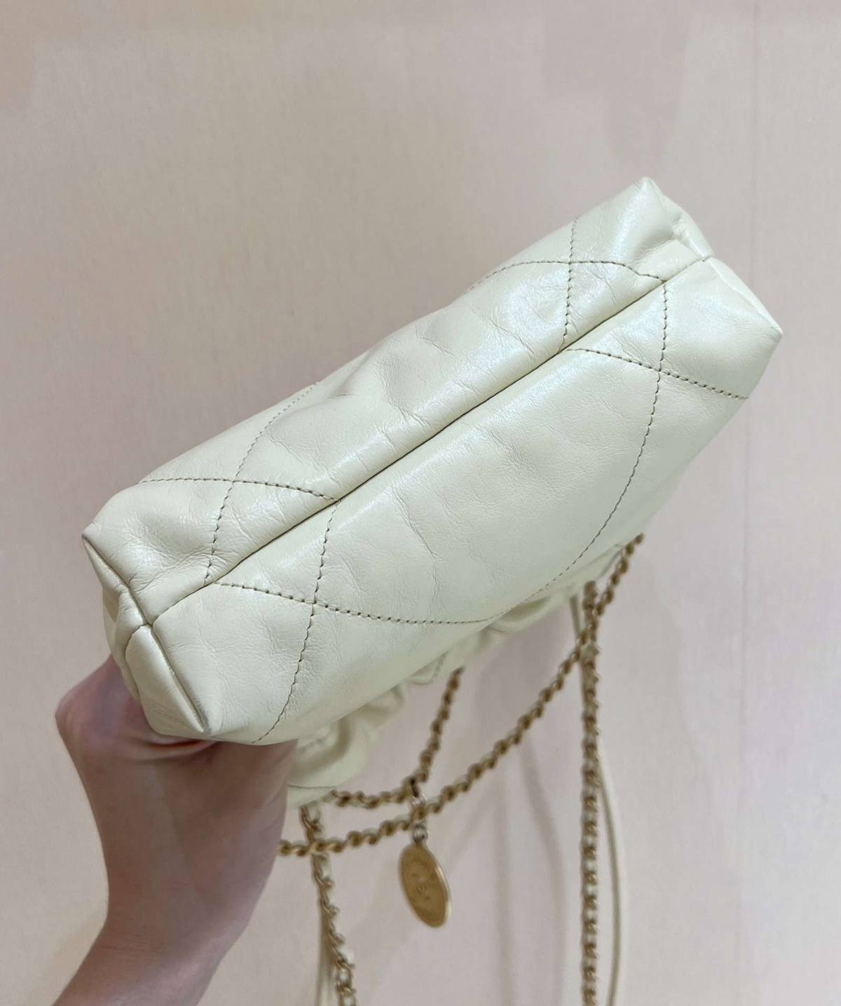 Ellebag’s Masterful Recreation of the Chanel 22 Mini Bag in Light Yellow Calfskin with Gold Hardware(2024 Dec Updated)-Best Quality Replica designer Bag factory in China