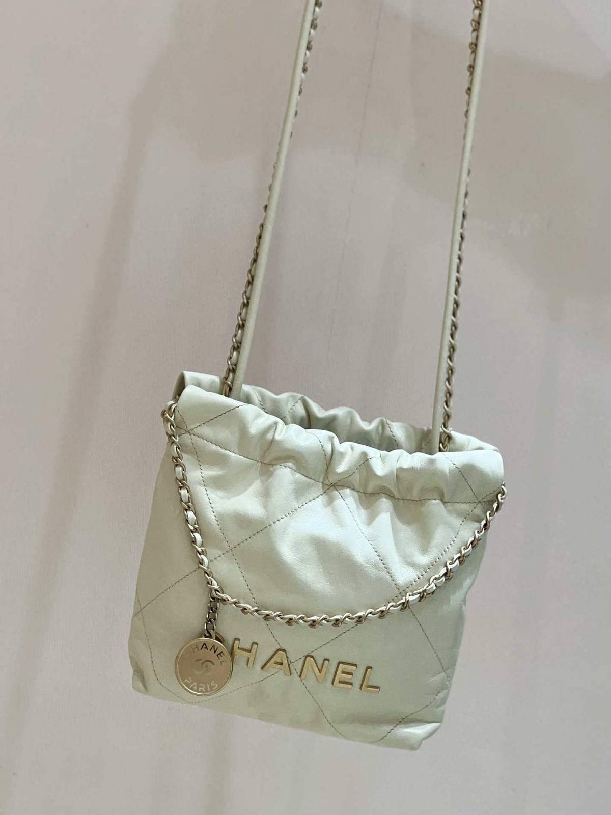 Ellebag’s Masterful Recreation of the Chanel 22 Mini Bag in Light Yellow Calfskin with Gold Hardware(2024 Dec Updated)-Best Quality Replica designer Bag factory in China