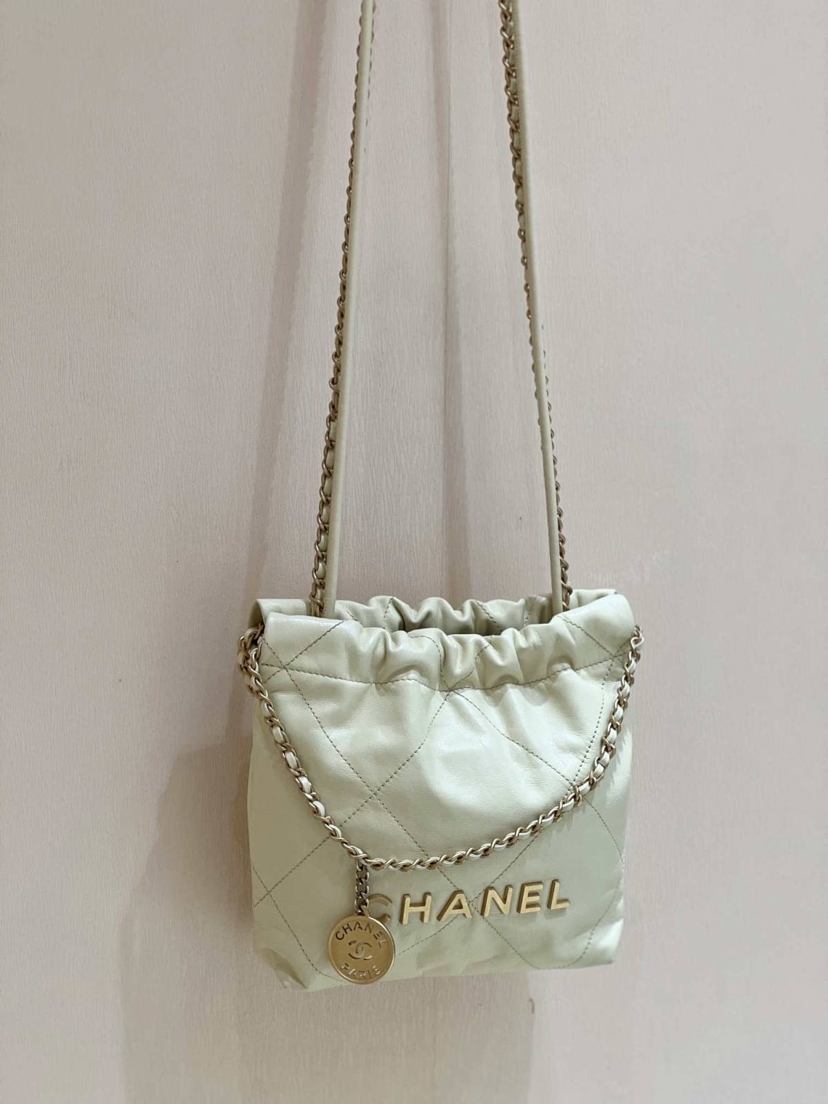 Ellebag’s Masterful Recreation of the Chanel 22 Mini Bag in Light Yellow Calfskin with Gold Hardware(2024 Dec Updated)-Best Quality Replica designer Bag factory in China