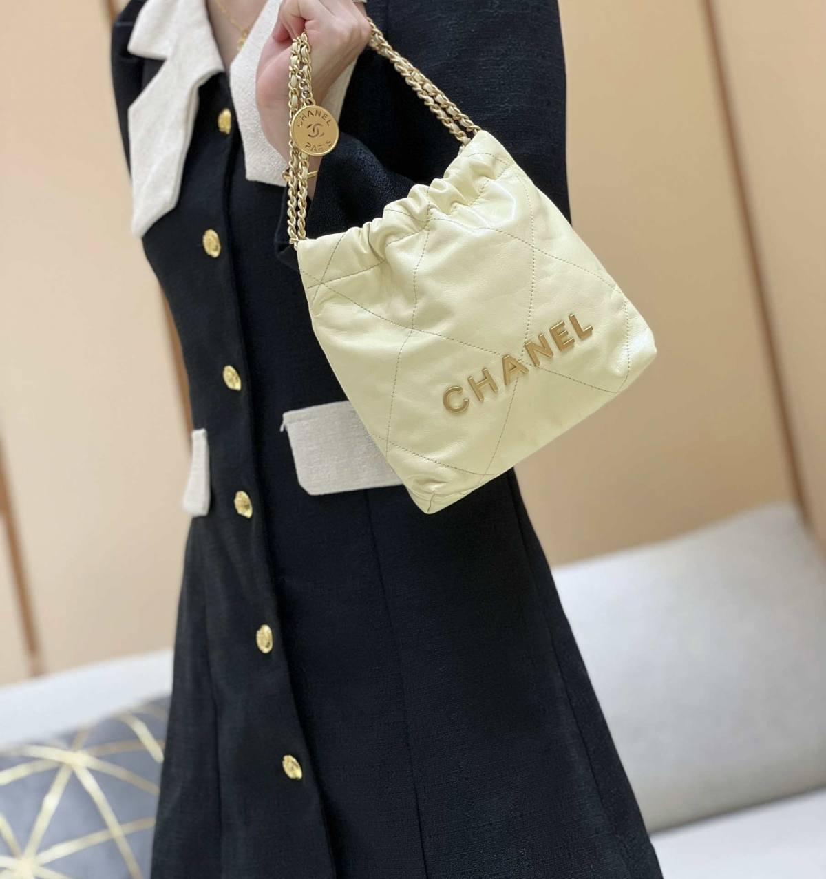 Ellebag’s Masterful Recreation of the Chanel 22 Mini Bag in Light Yellow Calfskin with Gold Hardware(2024 Dec Updated)-Best Quality Replica designer Bag factory in China