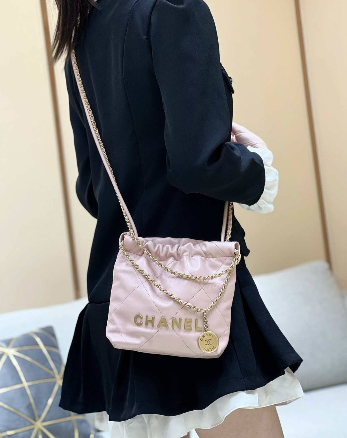 Ellebag’s Masterful Recreation of the Chanel 22 Mini Bag in Pink Lambskin with Gold Hardware(2024 Dec Updated)-Best Quality Replica designer Bag factory in China