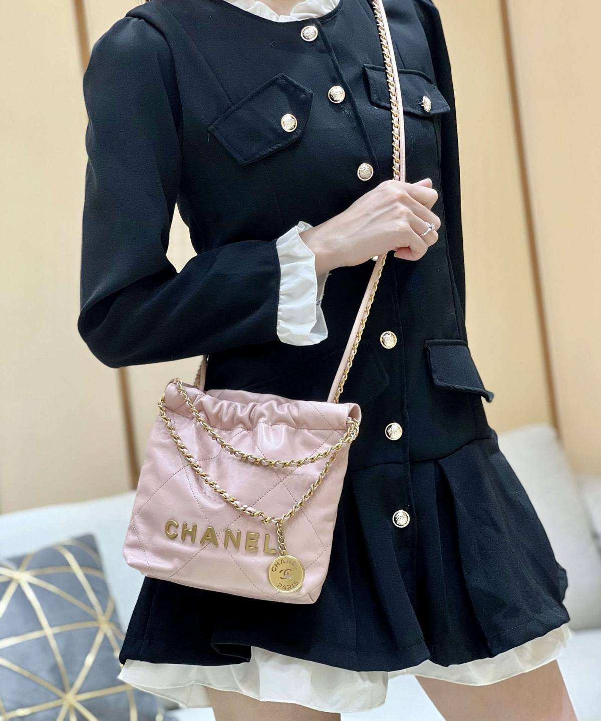 Ellebag’s Masterful Recreation of the Chanel 22 Mini Bag in Pink Lambskin with Gold Hardware(2024 Dec Updated)-Best Quality Replica designer Bag factory in China