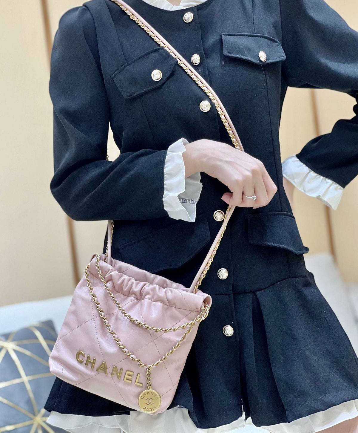 Ellebag’s Masterful Recreation of the Chanel 22 Mini Bag in Pink Lambskin with Gold Hardware(2024 Dec Updated)-Best Quality Replica designer Bag factory in China