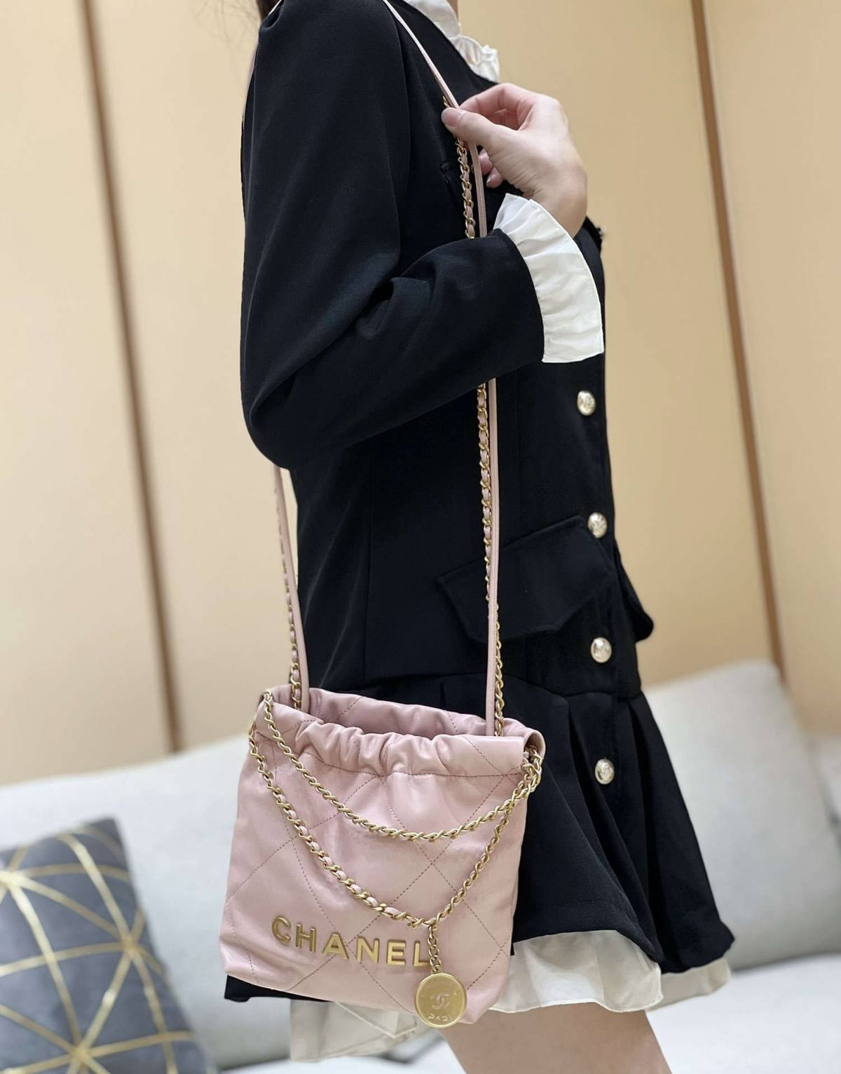 Ellebag’s Masterful Recreation of the Chanel 22 Mini Bag in Pink Lambskin with Gold Hardware(2024 Dec Updated)-Best Quality Replica designer Bag factory in China