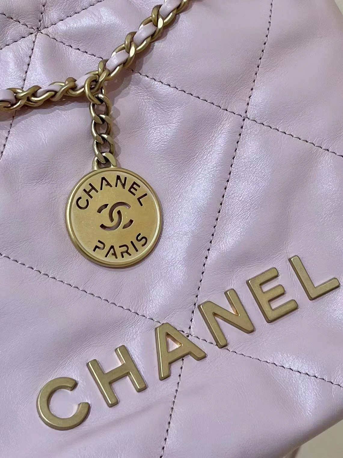 Ellebag’s Masterful Recreation of the Chanel 22 Mini Bag in Pink Lambskin with Gold Hardware(2024 Dec Updated)-Best Quality Replica designer Bag factory in China