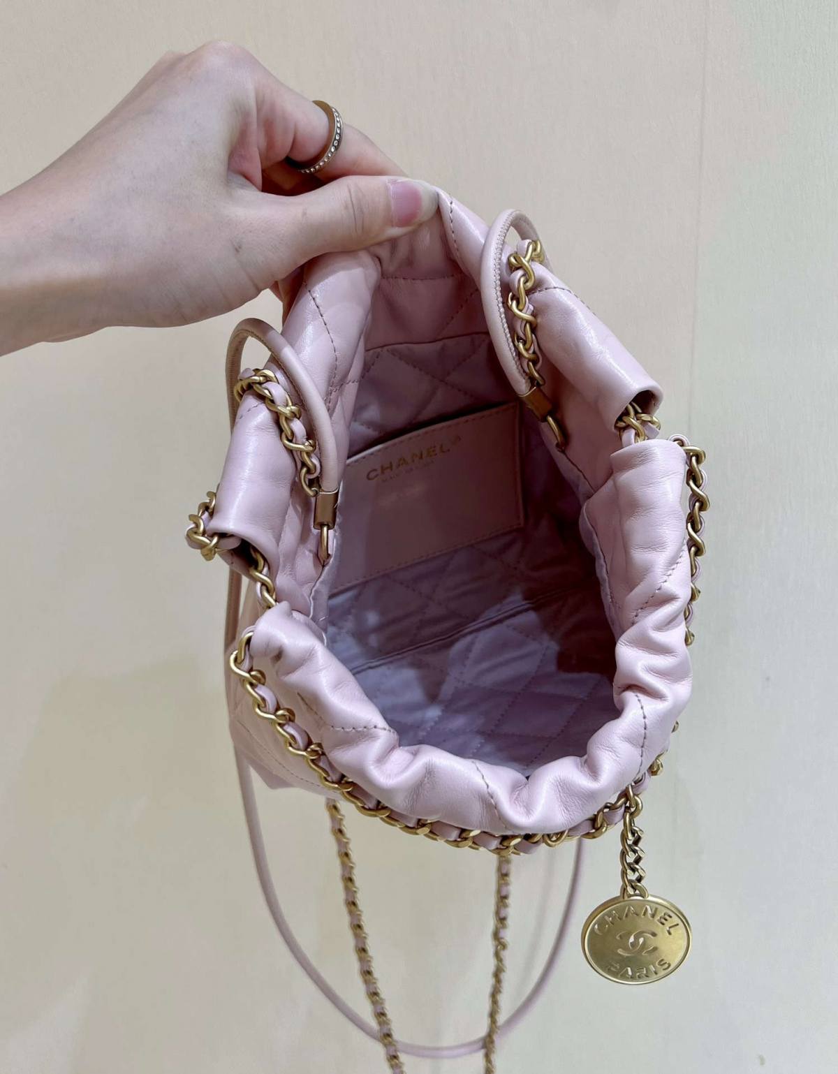 Ellebag’s Masterful Recreation of the Chanel 22 Mini Bag in Pink Lambskin with Gold Hardware(2024 Dec Updated)-Best Quality Replica designer Bag factory in China