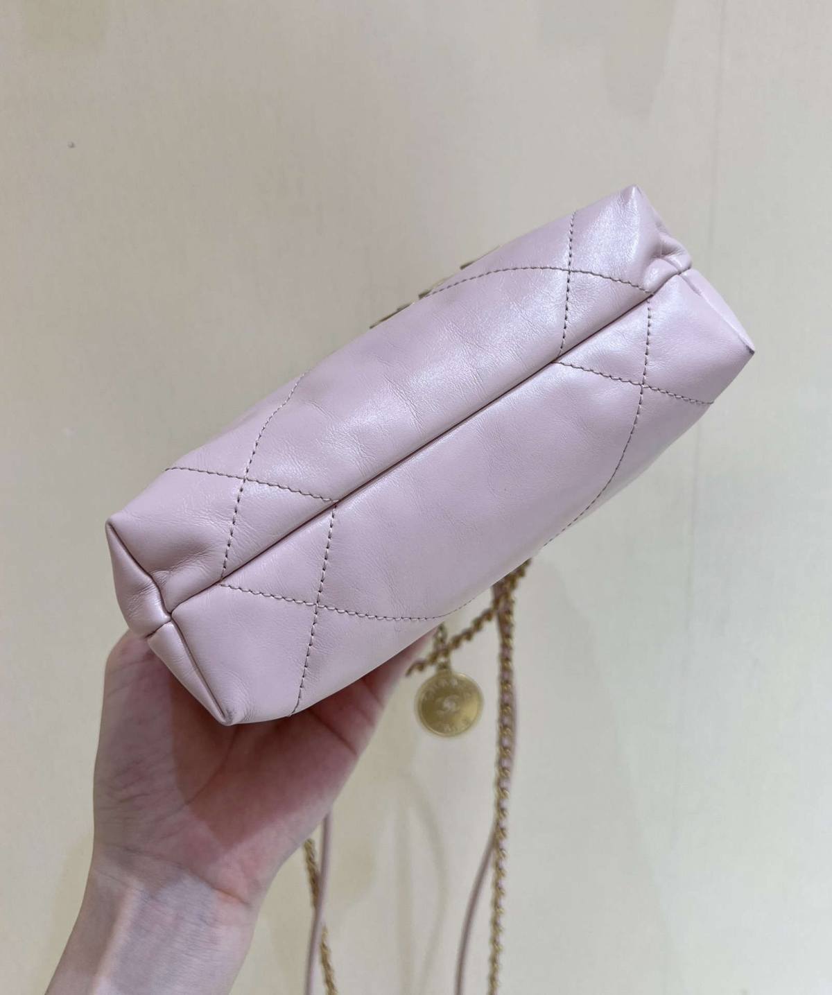 Ellebag’s Masterful Recreation of the Chanel 22 Mini Bag in Pink Lambskin with Gold Hardware(2024 Dec Updated)-Best Quality Replica designer Bag factory in China