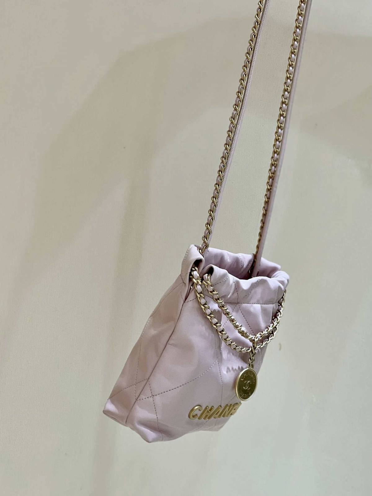 Ellebag’s Masterful Recreation of the Chanel 22 Mini Bag in Pink Lambskin with Gold Hardware(2024 Dec Updated)-Best Quality Replica designer Bag factory in China