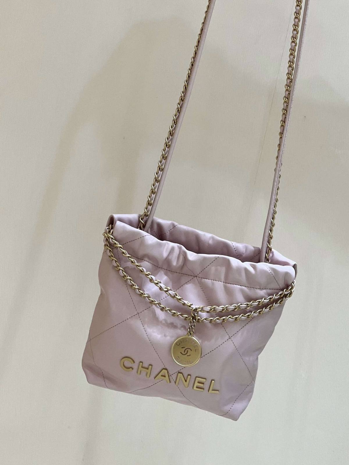 Ellebag’s Masterful Recreation of the Chanel 22 Mini Bag in Pink Lambskin with Gold Hardware(2024 Dec Updated)-Best Quality Replica designer Bag factory in China