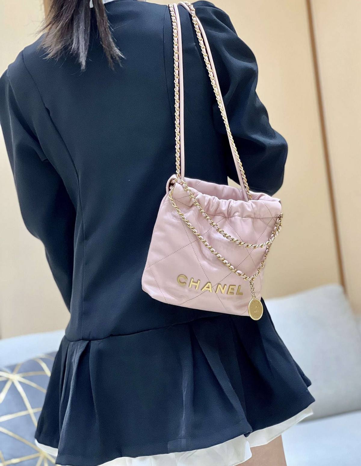 Ellebag’s Masterful Recreation of the Chanel 22 Mini Bag in Pink Lambskin with Gold Hardware(2024 Dec Updated)-Best Quality Replica designer Bag factory in China