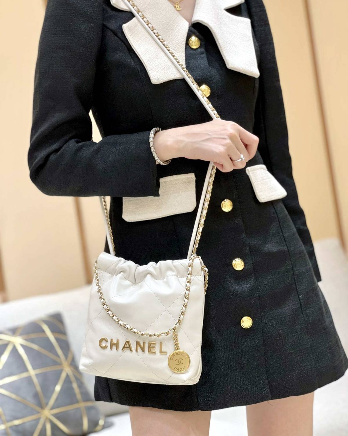 Ellebag’s Masterful Recreation of the Chanel 22 Mini Bag in White Lambskin with Gold Hardware(2024 Dec Updated)-Best Quality Fake Louis Vuitton Bag Online Store, Replica designer bag ru