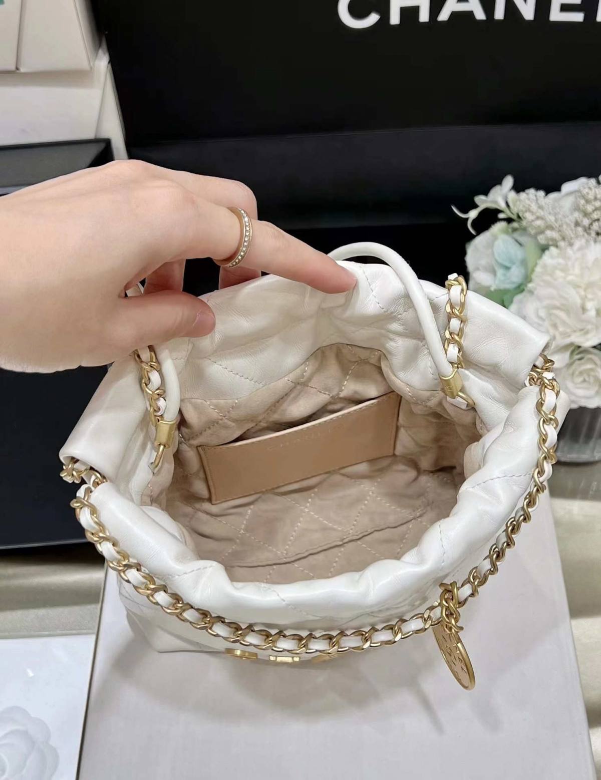 Ellebag’s Masterful Recreation of the Chanel 22 Mini Bag in White Lambskin with Gold Hardware(2024 Dec Updated)-Best Quality Fake Louis Vuitton Bag Online Store, Replica designer bag ru