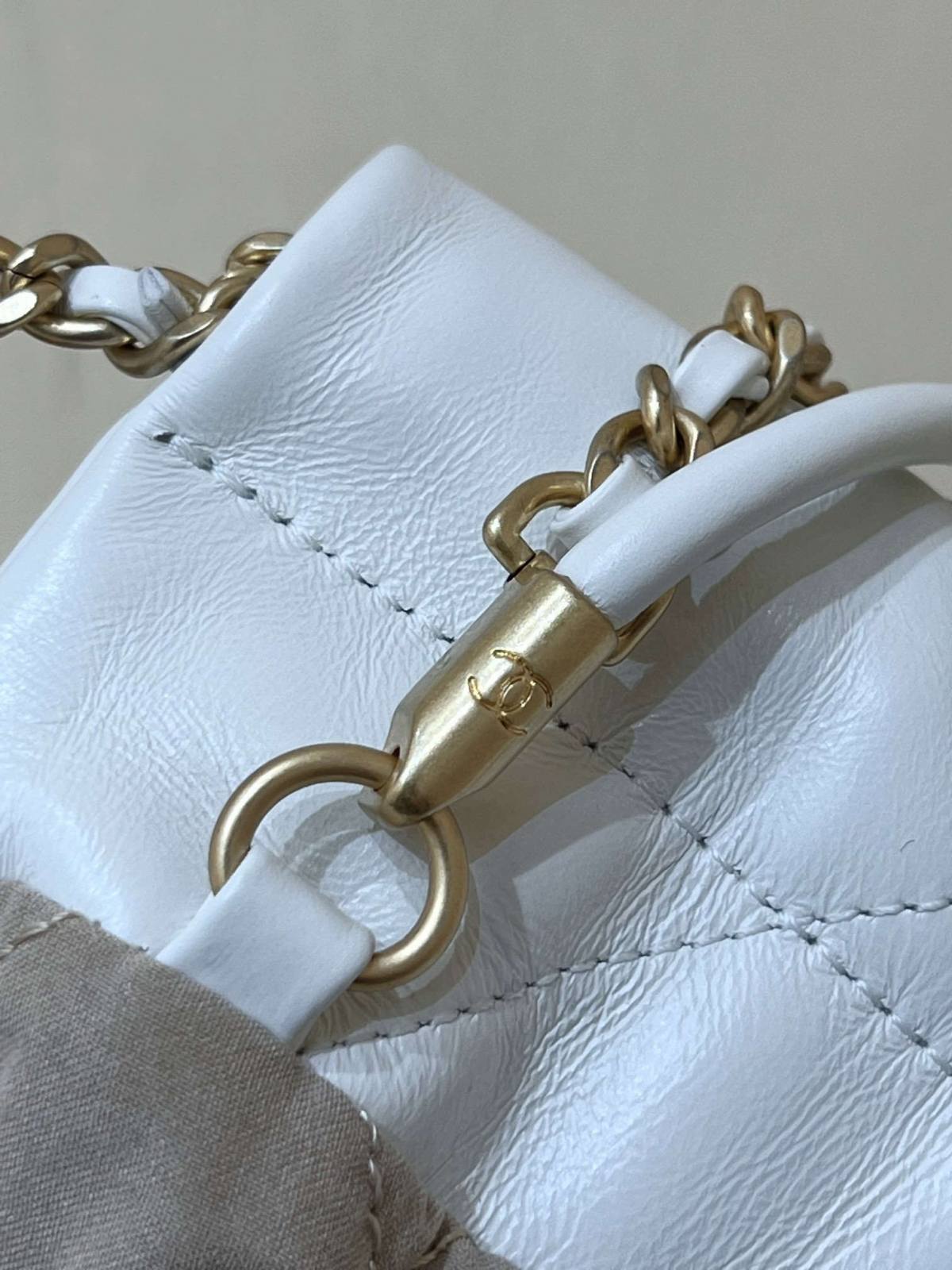 Ellebag’s Masterful Recreation of the Chanel 22 Mini Bag in White Lambskin with Gold Hardware(2024 Dec Updated)-Best Quality Fake Louis Vuitton Bag Online Store, Replica designer bag ru