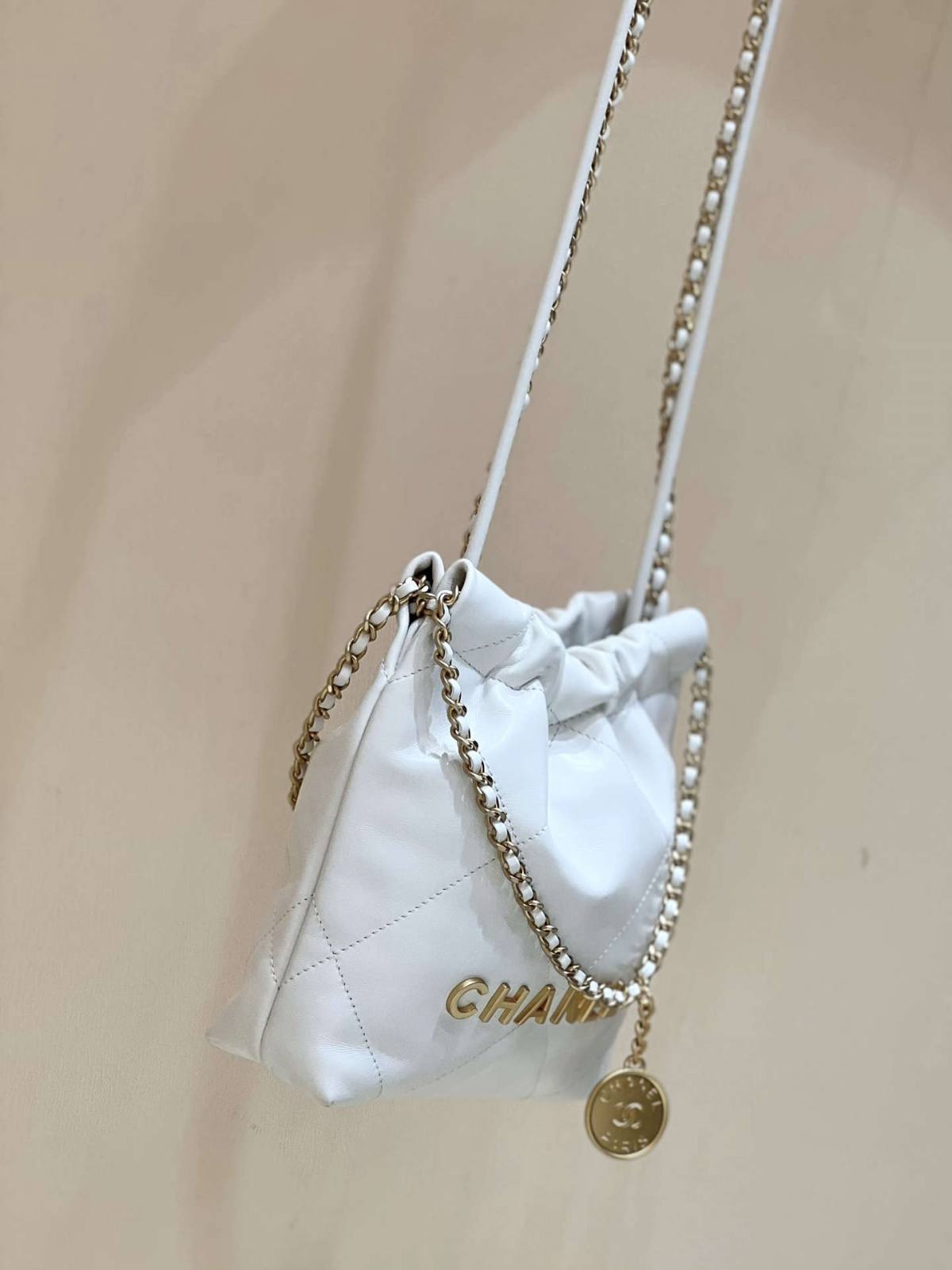 Ellebag’s Masterful Recreation of the Chanel 22 Mini Bag in White Lambskin with Gold Hardware(2024 Dec Updated)-Best Quality Fake Louis Vuitton Bag Online Store, Replica designer bag ru