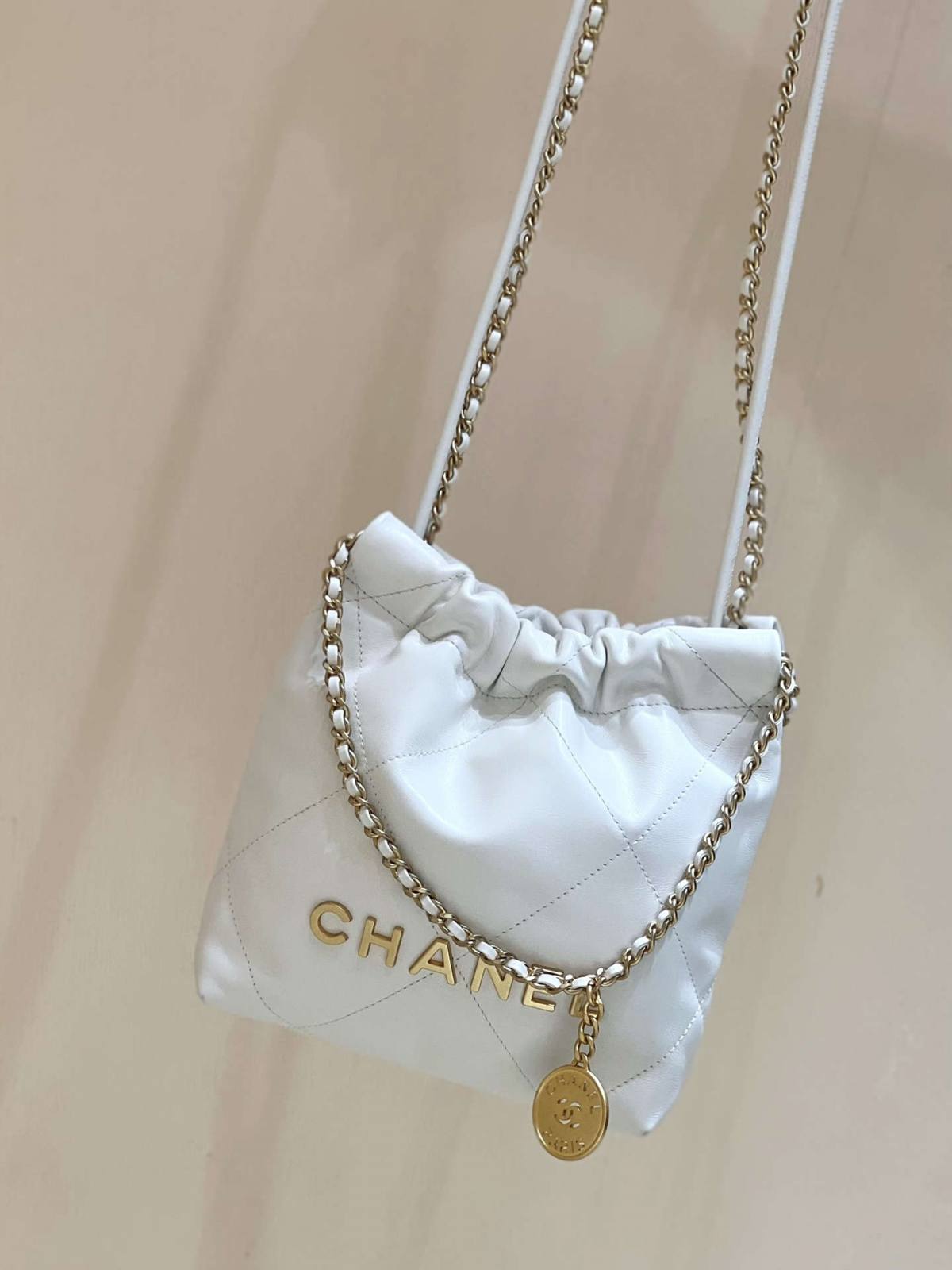 Ellebag’s Masterful Recreation of the Chanel 22 Mini Bag in White Lambskin with Gold Hardware(2024 Dec Updated)-Best Quality Fake Louis Vuitton Bag Online Store, Replica designer bag ru