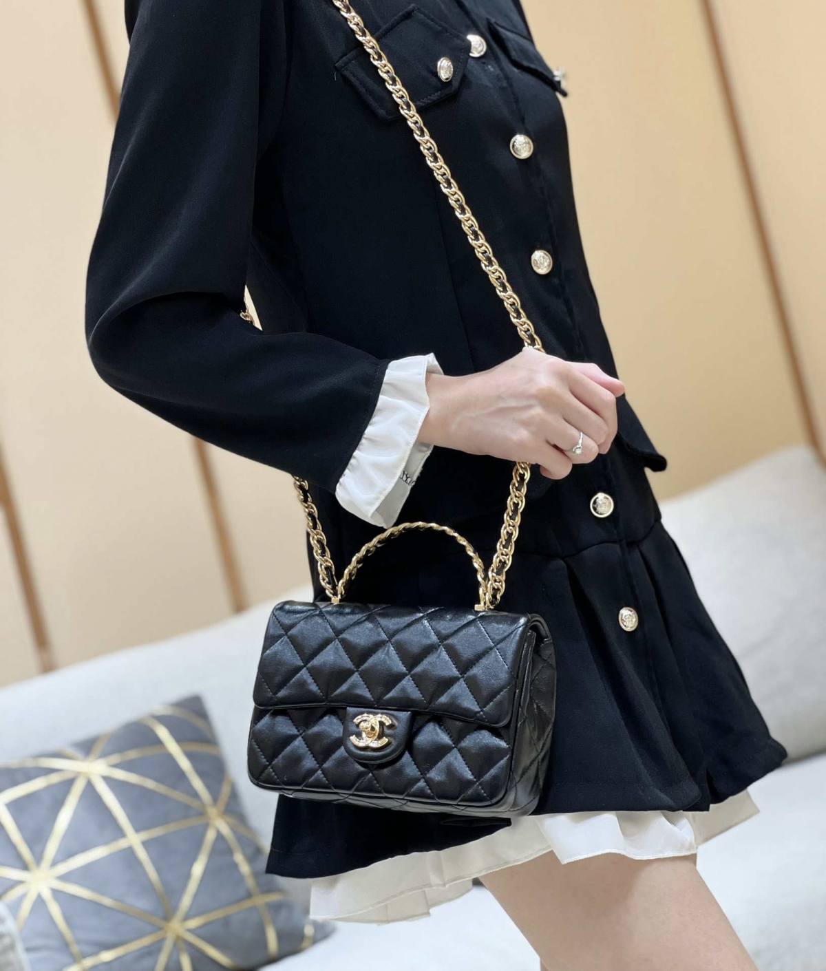 Ellebag’s Masterful Recreation of the Chanel 23S 4023 Black Lambskin Flap Bag with Gold Hardware(2024 Dec Updated)-Best Quality Fake Louis Vuitton Bag Online Store, Replica designer bag ru