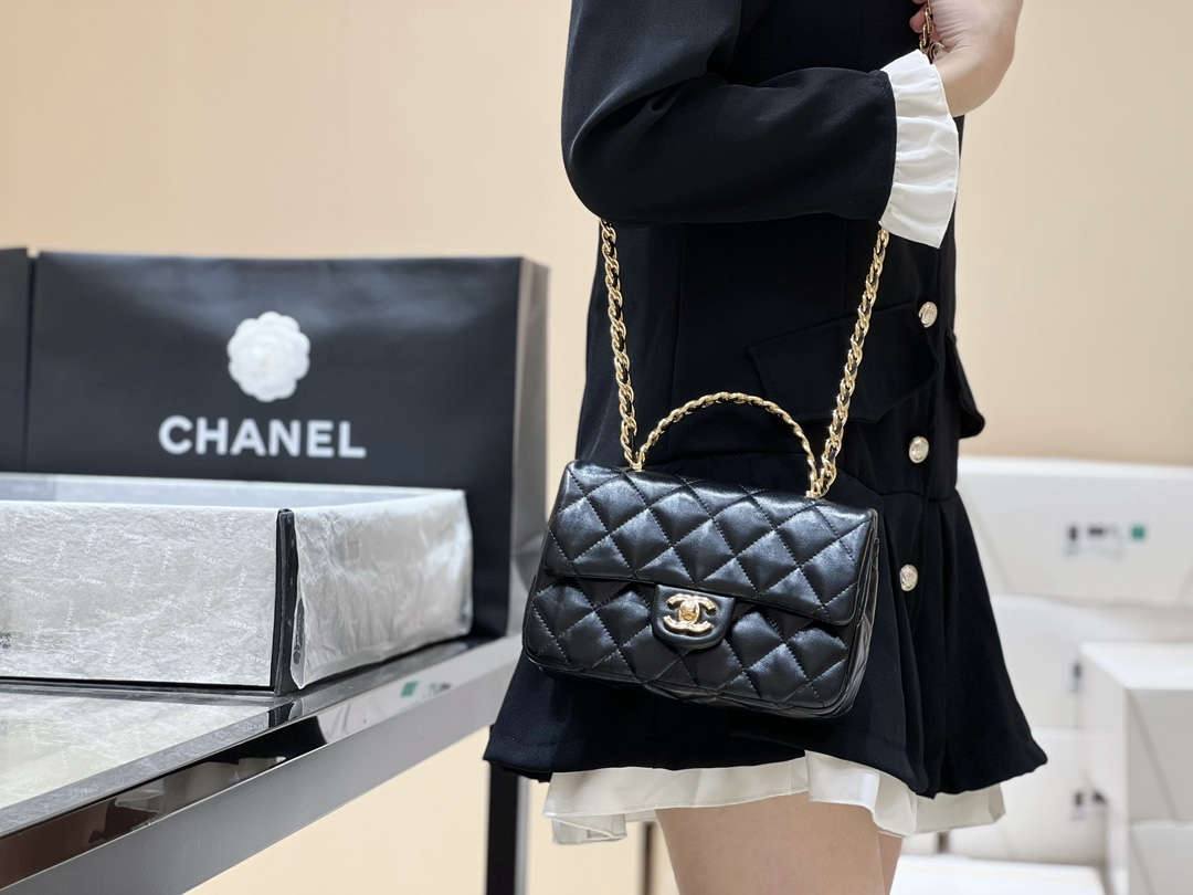 Ellebag’s Masterful Recreation of the Chanel 23S 4023 Black Lambskin Flap Bag with Gold Hardware(2024 Dec Updated)-Best Quality Fake Louis Vuitton Bag Online Store, Replica designer bag ru