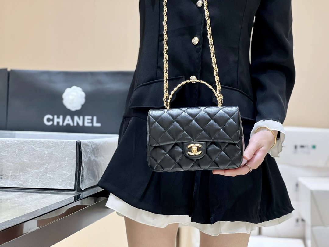 Ellebag’s Masterful Recreation of the Chanel 23S 4023 Black Lambskin Flap Bag with Gold Hardware(2024 Dec Updated)-Best Quality Fake Louis Vuitton Bag Online Store, Replica designer bag ru