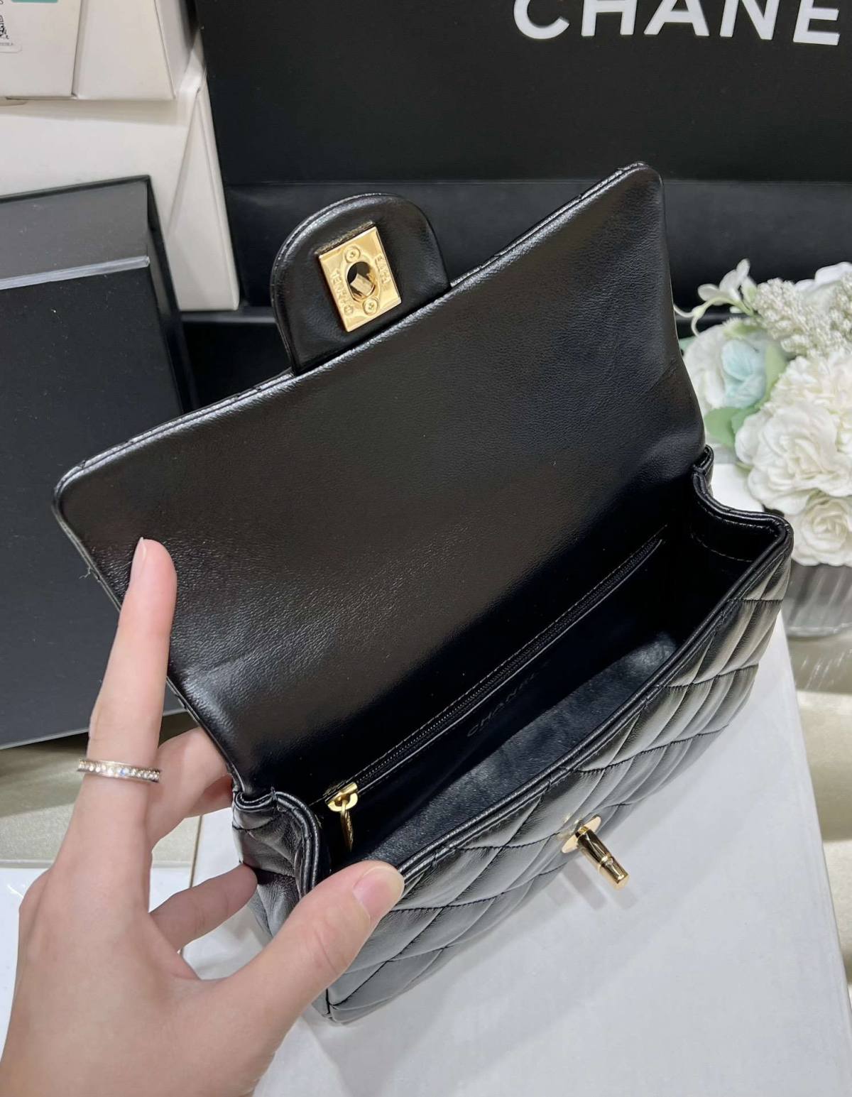 Ellebag’s Masterful Recreation of the Chanel 23S 4023 Black Lambskin Flap Bag with Gold Hardware(2024 Dec Updated)-Best Quality Fake Louis Vuitton Bag Online Store, Replica designer bag ru